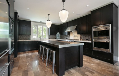 Натяжные потолки на кухне