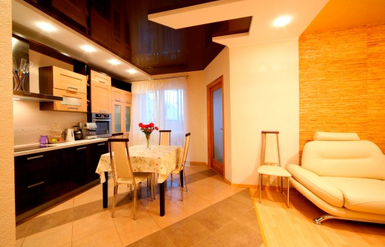 Натяжные потолки на кухне